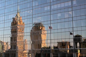 REFLET DE VIEUX IMMEUBLES DANS LA FACADE EN VERRE D'UN BUILDING MODERNE, QUARTIER DE MIDTOWN, MANHATTAN, NEW YORK CITY, ETAT DE NEW YORK, ETATS-UNIS 