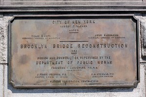 PLAQUE COMMEMORANT L'INAUGURATION DU PONT DE BROOKLYN (BROOKLYN BRIDGE), NEW YORK CITY, ETAT DE NEW YORK, ETATS-UNIS 