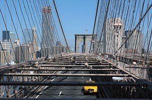VOITURE TRAVERSANT LE PONT DE BROOKLYN (BROOKLYN BRIDGE), NEW YORK CITY, ETAT DE NEW YORK, ETATS-UNIS 