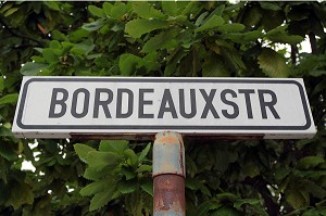 PANNEAU INDIQUANT LA RUE DE 'BORDEAUX STREET' DANS LA VILLE DE FRANSCHHOEK, ROUTE DES VINS, PROVINCE DU CAP OCCIDENTAL, AFRIQUE DU SUD 