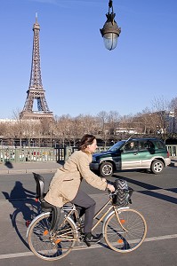 CYCLISTE TRAVERSANT LE PONT BIR-HAKEIM SOUS L'OEIL DE LA TOUR EIFFEL, PARIS, ILE-DE-FRANCE, FRANCE 