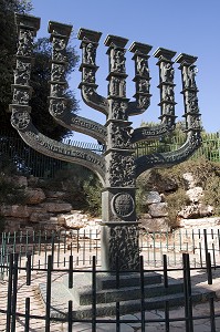 MENORAH DE LA KNESSET (PARLEMENT ISRAELIEN) EN BRONZE, OFFERTE A L'ETAT D'ISRAEL PAR LE PARLEMENT BRITANNIQUE EN 1956, JERUSALEM, ISRAEL 
