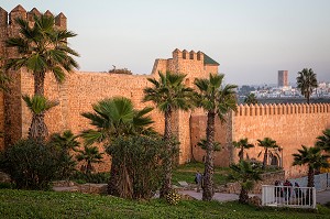 PALMIERS ET FORTIFICATIONS ENTOURANT LA KASBAH DES OUDAYAS, RABAT, MAROC, AFRIQUE 