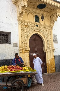 VENDEUR DE FRUITS DEVANT LA PORTE D'ENTREE DE LA MOSQUEE DE LA MEDINA, RABAT, MAROC, AFRIQUE 
