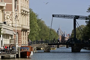PONT LEVIS SUR STAALSTRAAT ET CANAL KLOVENIERSBURGWAL, AMSTERDAM, PAYS-BAS 