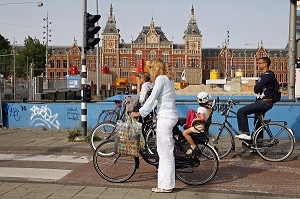 CENTRAAL STATION, GARE CENTRALE D'AMSTERDAM, PAYS BAS, HOLLANDE 