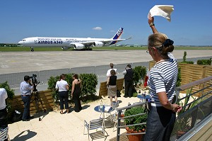 A 340 AU 46 EME SALON INTERNATIONAL DE L'AERONAUTIQUE DU BOURGET ( JUIN 2005). A340 AVANT DECOLLAGE, LE BOURGET (93) 