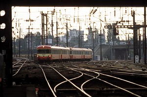 TRANSPORT FERROVIAIRE EN BANLIEUE PARISIENNE, TRAIN DE BANLIEUE, PARIS (75), FRANCE 