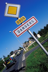 SECURITE ROUTIERE, PANNEAU DE VILLE DANGERS, EURE ET LOIR (28), FRANCE 