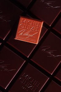 GROS PLAN D'UN CARRE DE CHOCOLAT SUR UNE TABLETTE, CHOCOLATERIE MICHEL CLUIZEL, DAMVILLE (27), FRANCE 