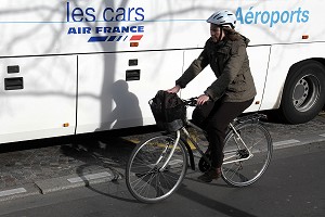CYCLISTE ET CAR DE LA COMPAGNIE AERIENNE AIR FRANCE, PARIS, FRANCE 