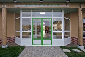 ENTREE D'UNE ECOLE PRIMAIRE, REUILLY, EURE, FRANCE 