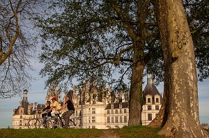 TOURISTES A VELO DANS LE PARC DU CHATEAU DE CHAMBORD, DE STYLE RENAISSANCE, LOIR-ET-CHER (41), FRANCE 
