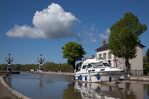 BATEAU DE PLAISANCE SUR LE PONT CANAL DE BRIARE, CANAL LATERAL DE LA LOIRE, LOIRET (45), FRANCE 