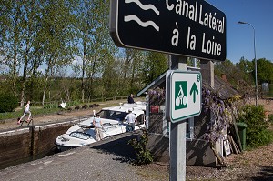 NAVIGATION FLUVIALE SUR LE CANAL LATERAL DE LA LOIRE, ECLUSE DE SAINT-BOUIZE, CHER (18), FRANCE 