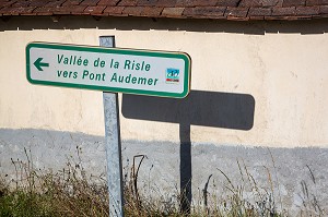 PANNEAU DE CIRCUIT TOURISTIQUE DE LA VALLEE DE LA RISLE VERS PONT-AUDEMER, EURE (27), FRANCE 