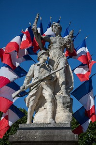 MARIANNE FRANCAISE REMERCIANT LES SOLDATS TOMBES A LA GUERRE 1914-1918, MONUMENT AUX MORTS SOUS UNE MILTITUDE DE DRAPEAUX TRICOLORES, BONNEVAL, EURE-ET-LOI (28), FRANCE 