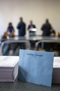 ENVELOPPE REPUBLIQUE FRANCAISE DEVANT LES BULLETINS DE VOTE DES CANDIDATS, AU BUREAU DE VOTE DES ELECTIONS MUNICIPALES, RUGLES, EURE (27), FRANCE 