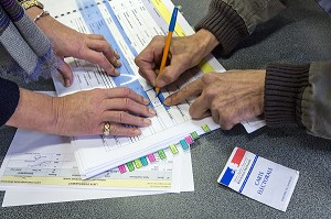 SIGNATURE DU REGISTRE DES ELECTEURS, BUREAU DE VOTE DES ELECTIONS MUNICIPALES, RUGLES, EURE (27), FRANCE 