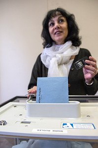 ENVELOPPES REPUBLIQUE FRANCAISE DANS L'URNE, BUREAU DE VOTE DES ELECTIONS MUNICIPALES, RUGLES, EURE (27), FRANCE 