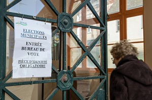 ENTREE DU BUREAU DE VOTE DES ELECTIONS MUNICIPALES, CARTE D’IDENTITE OBLIGATOIRE, RUGLES, EURE (27), FRANCE 