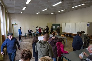 BUREAU DE VOTE DES ELECTIONS MUNICIPALES, RUGLES, EURE (27), FRANCE 
