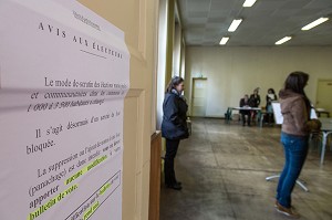 AVIS AUX ELECTEURS, BUREAU DE VOTE DES ELECTIONS MUNICIPALES, RUGLES, EURE (27), FRANCE 