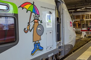 TRAIN TER DESSERVANT LA REGION BASSE-NORMANDIE EN GARE SNCF DE MONTPARNASSE VAUGIRARD, PARIS (75), FRANCE 