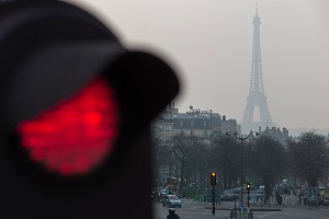 FEU ROUGE UN JOUR D'INTENSE POLLUTION ATMOSPHERIQUE AVEC LA TOUR EIFFEL DANS LA BRUME, BOULEVARD PASTEUR, 14EME ARRONDISSEMENT, PARIS (75), FRANCE 