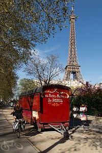 ROULOTE DES PETITS METIERS DE PARIS DEVANT LA TOUR EIFFEL, 16 EME ARRONDISSEMENT, PARIS (75), FRANCE 