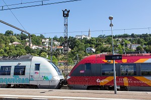 GARE SNCF ET TRAINS  TER LANGUEDOC ROUSSILLON ET REGION AQUITAINE, VILLE D'AGEN (47) LOT-ET-GARONNE, FRANCE 
