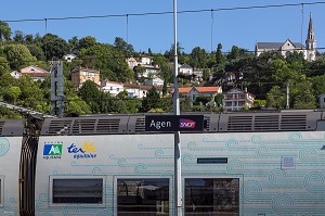 GARE SNCF ET TRAIN TER REGION AQUITAINE, VILLE D'AGEN (47) LOT-ET-GARONNE, FRANCE 