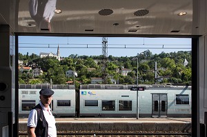 CONTROLEUR SNCF DEVANT UN TER REGION AQUITAINE, GARE DE LA VILLE D'AGEN (47) LOT-ET-GARONNE, FRANCE 