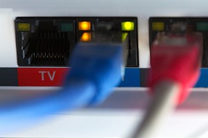 CABLE DE CONNEXION A LA BOX ADSL ET TELEVISION SUR INTERNET DANS LA MAISON 
