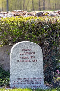 TOMBE DE MAURICE DE VLAMINCK (1876-1958), CIMETIERE DE RUEIL-LA-GUADELIERE (28), FRANCE 
