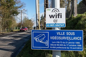 VILLE CONNECTEE AVEC DE LA VIDEOSURVEILLANCE ET DU WIFI GRATUIT, RUGLES (27), FRANCE 
