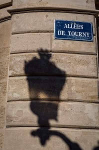 OMBRE D'UN LAMPADAIRE SUR LE PANNEAU DES ALLEES DE TOURNY, VILLE DE BORDEAUX, GIRONDE (33), FRANCE 