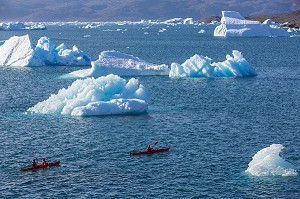 CANOE KAYAK AU MILIEU DES ICEBERGS DETACHES DU GLACIER, FJORD DE LA BAIE DE NARSAQ, GROENLAND 