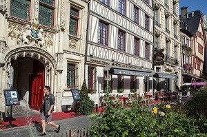 FACADE DE HOTEL DE BOURGTHEROULDE ET MAISONS A COLOMBAGES, PLACE DE LA PUCELLE, ROUEN (76), FRANCE 