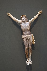 CHRIST EN CROIX, FRANCE, XVII EME SIECLE, IVOIRE, MUSEE DU HIERON, PARAY-LE-MONIAL (71), FRANCE 