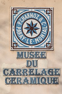 FACADE DU MUSEE PAUL CHARNOZ, CARRELAGE CERAMIQUE D'ART, PARAY-LE-MONIAL (71), FRANCE 