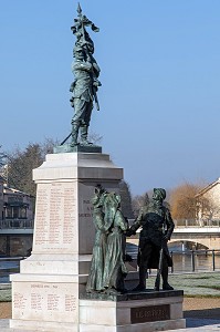 MONUMENT AUX MORTS EN HOMMAGE AUX SOLDATS DE LA GUERRE 1870, PARAY-LE-MONIAL (71), FRANCE 