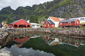 MAISONS TRADITIONNELLES EN BOIS DE COULEUR ROUGE, VILLAGE MUSEE DE PECHEURS DE A (NORSK FISKEVAERSMUSEUM), ILES LOFOTEN, NORVEGE 