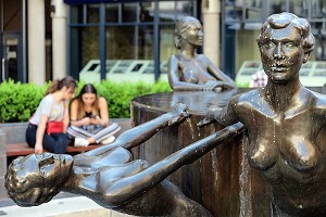 NUDE STATUE FOUNTAIN BY JIM LINWOOD, BREWERY SQUARE, SHAD THAMES, LONDRES, GRANDE-BRETAGNE, EUROPE 