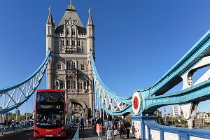 BUS ANGLAIS ROUGE A DEUX ETAGES SUR LE TOWER BRIDGE, LONDRES, GRANDE-BRETAGNE, EUROPE 