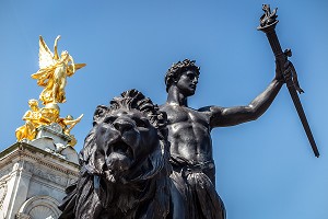 STATUE D'UN HOMME ROMAIN ET SON LION AVEC LA REINE VICTORIA, MEMORIAL DU PALAIS DE BUCKINGHAM, LONDRES, GRANDE-BRETAGNE, EUROPE 