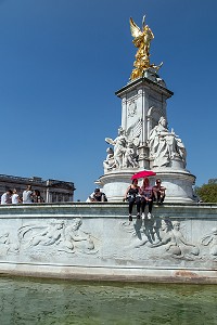 LA REINE VICTORIA MEMORIAL STATUE AU PALAIS DE BUCKINGHAM, LONDRES, GRANDE-BRETAGNE, EUROPE 