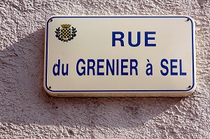 PLAQUE DE LA RUE DU GRENIER A SEL, VILLE DE DREUX, EURE-ET-LOIR (28), FRANCE 
