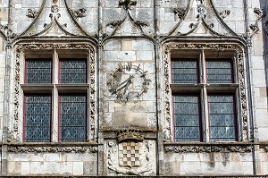 BLASON DE LA VILLE ET HORLOGE DU BEFFROI, ANCIEN HOTEL DE VILLE DU XVI EME SIECLE FINI EN 1537, VILLE DE DREUX, EURE-ET-LOIR (28), FRANCE 