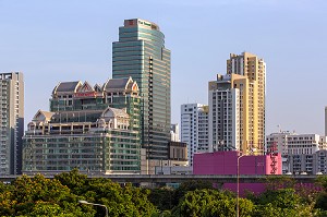 LANCASTER BANGKOK HOTEL, VUE PANORAMIQUE DES BUILDINGS ET GRATTE-CIELS DE LA VILLE DE BANGKOK, THAILANDE 